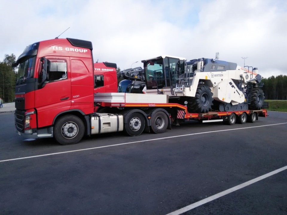 Transportation of oversized road-building machinery
